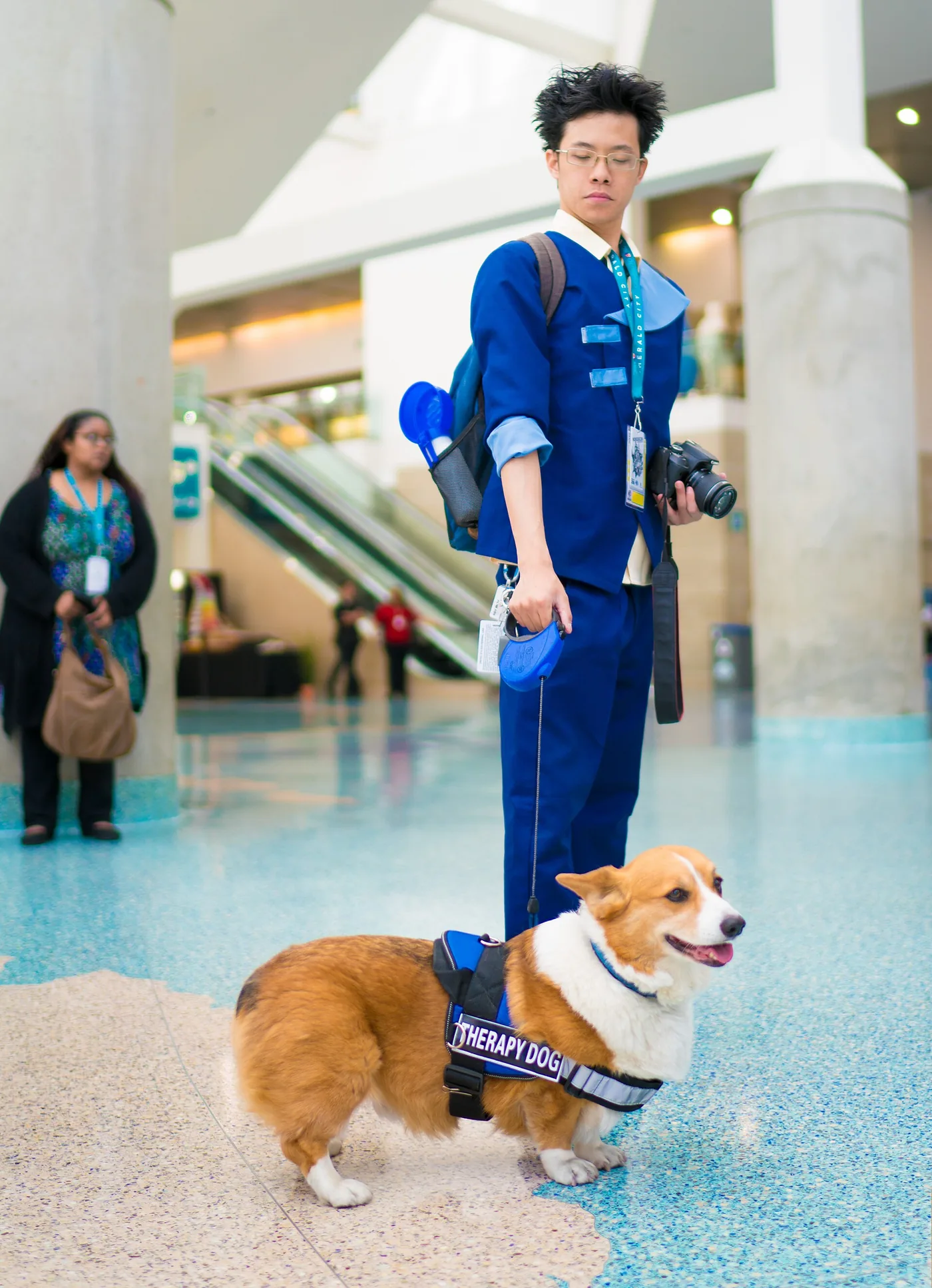 A Spike Spiegel cosplayer from Cowboy Bebop with a corgi dressed as Ein at WonderCon 2016