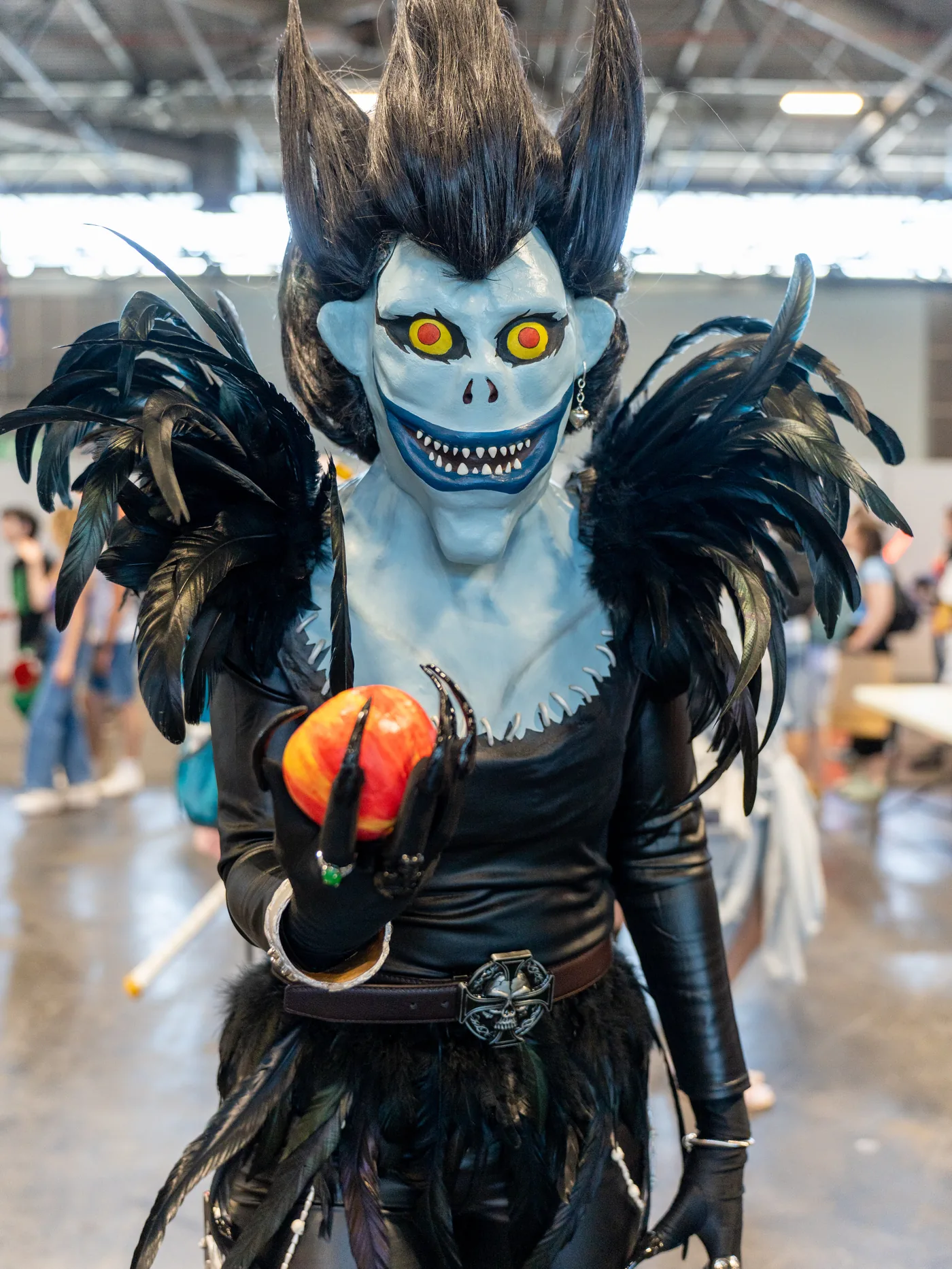 Ryuk from Death Note, holding an apple, at Japan Expo